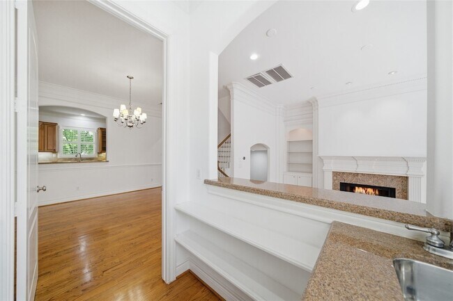 Building Photo - 1329 Hyde Park Blvd