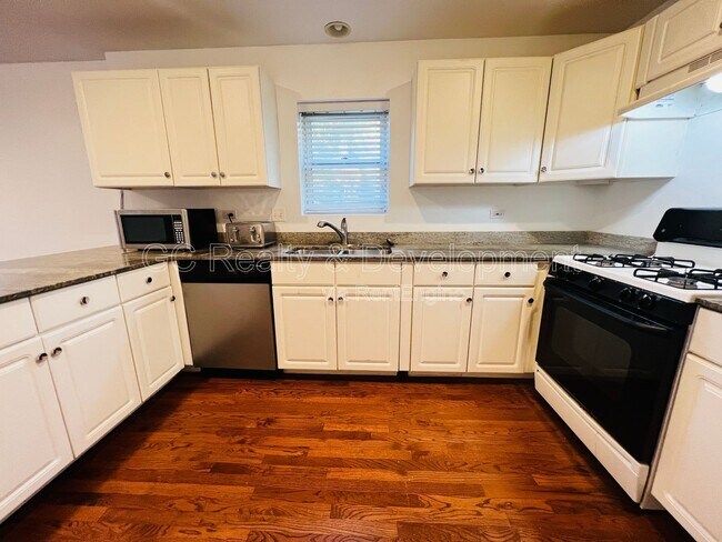 Building Photo - 1756 W Roscoe St