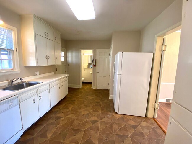 Building Photo - Stunning Historic 4 Bed Home Near NDSU