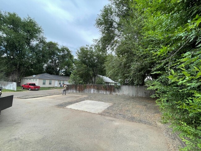 Building Photo - Townhome In A Great Location