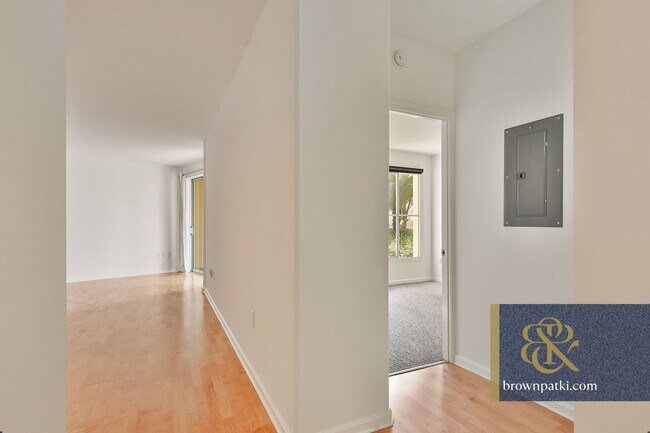 Building Photo - 140 S Van Ness Ave