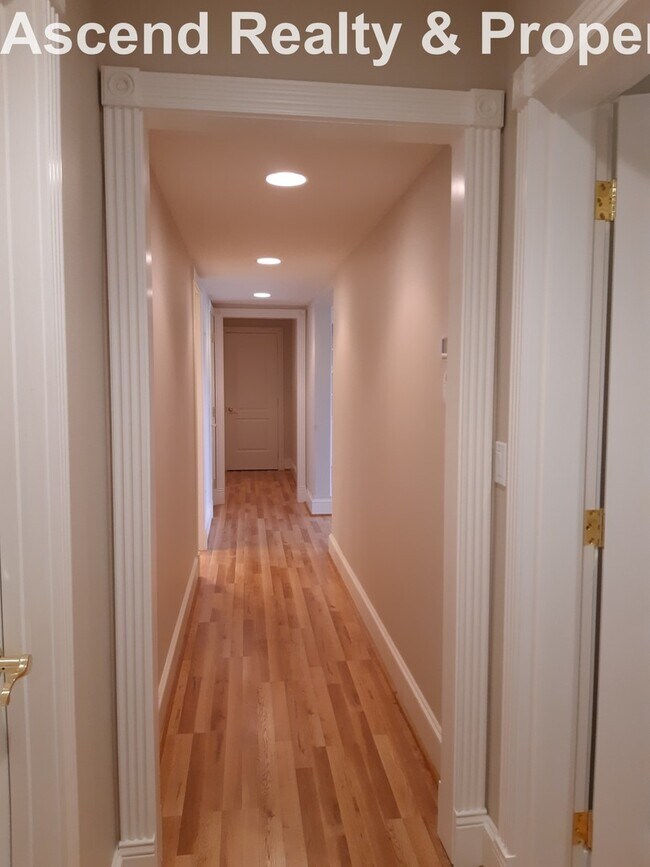 Building Photo - Unique Opportunity to Lease 2 Bed Lower Unit in Executive Home Utilities Included Quick Access to...