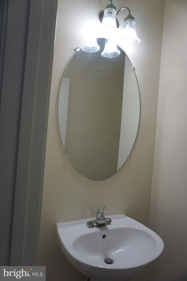 Building Photo - Beautiful Townhouse in Washingtonian Center