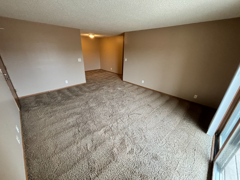 Building Photo - 5010 Emerald Dr