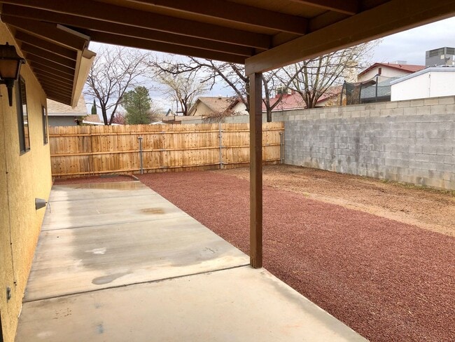 Building Photo - Cute 2 Bedroom Home w/ Garage Near Golf Co...