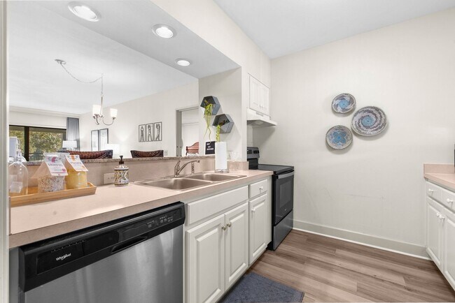 Building Photo - Furnished Resort 2/2 Condo, on Golf Course, Lake Views