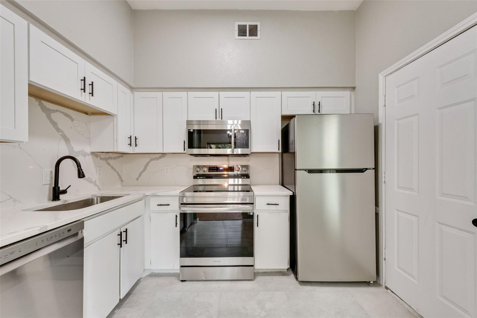 Building Photo - 10406 High Hollows Dr