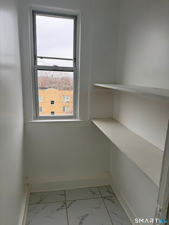 Building Photo - 429 Summit St