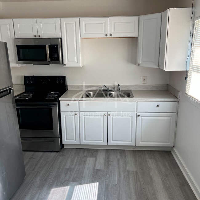 Building Photo - 1922 Maclean Rd