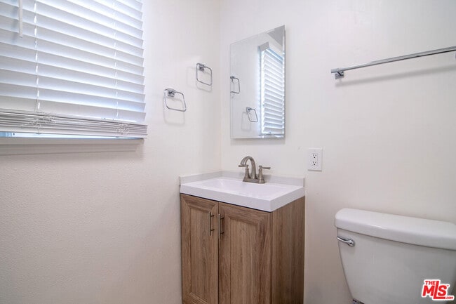 Building Photo - 414 University Ave