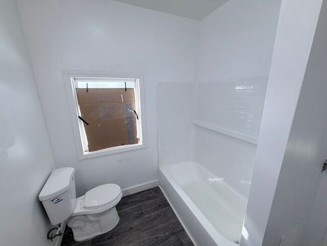 Building Photo - Police and first responders >> Three Beds , and One Bath