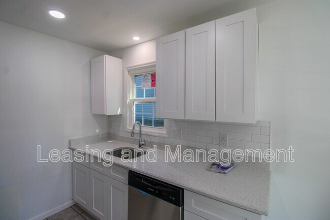 Building Photo - 910 Sea Gull Dr