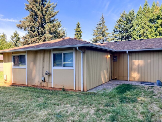 Building Photo - 2BD/1BA DUPLEX W/ GARAGE &YARD IN SALEM