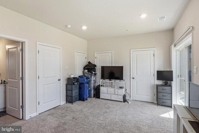 Building Photo - 870 Amity St