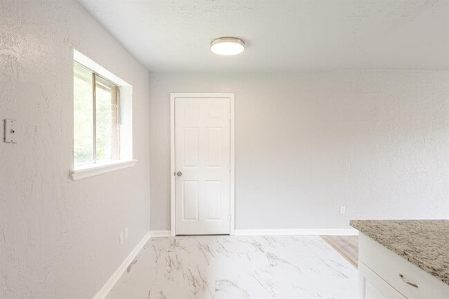 Building Photo - 2605 Queensbury Rd