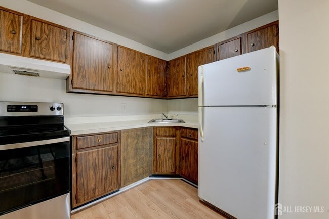 Building Photo - 6 College Dr