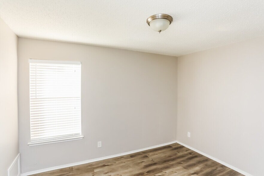 Building Photo - 5122 Eastcreek Dr