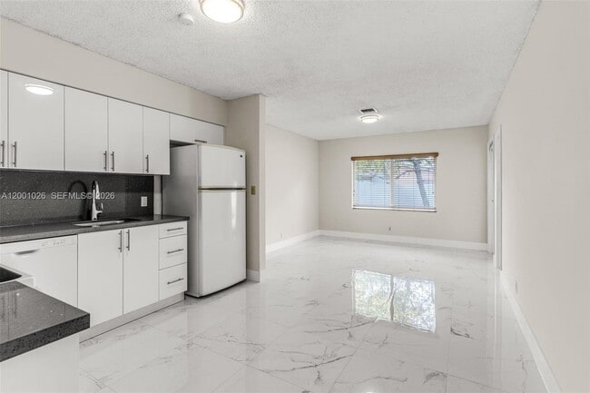 Building Photo - 310 SW 76th Ct