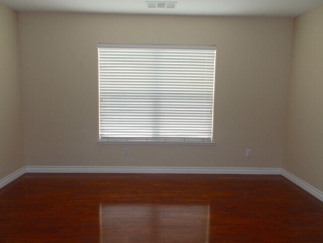 Building Photo - Beautiful 4BR Home with Pool, Loft, and 3-...