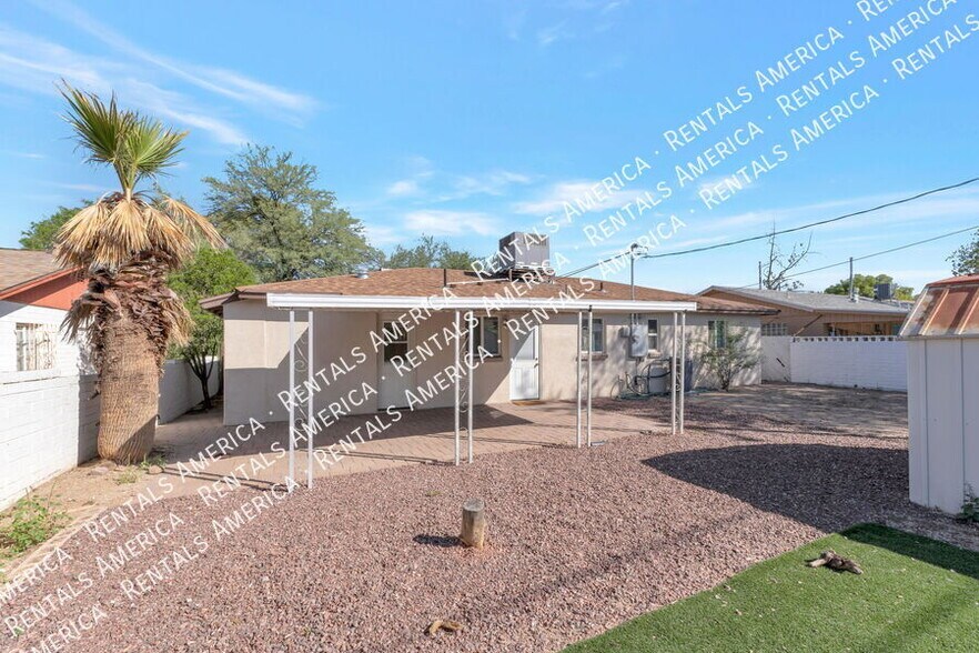 Building Photo - 2558 E Alta Vista St