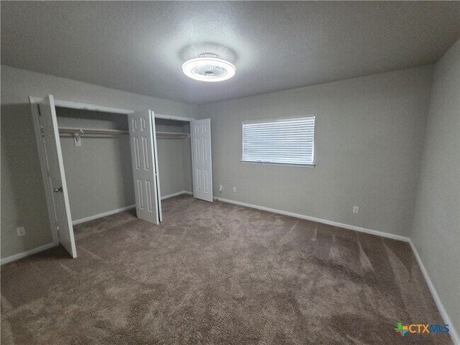 Building Photo - 423 Wrought Iron Dr
