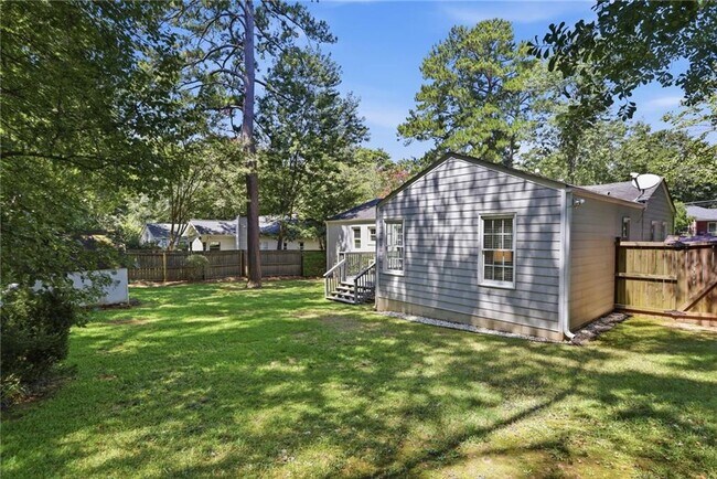 Building Photo - 2305 Sanford Rd