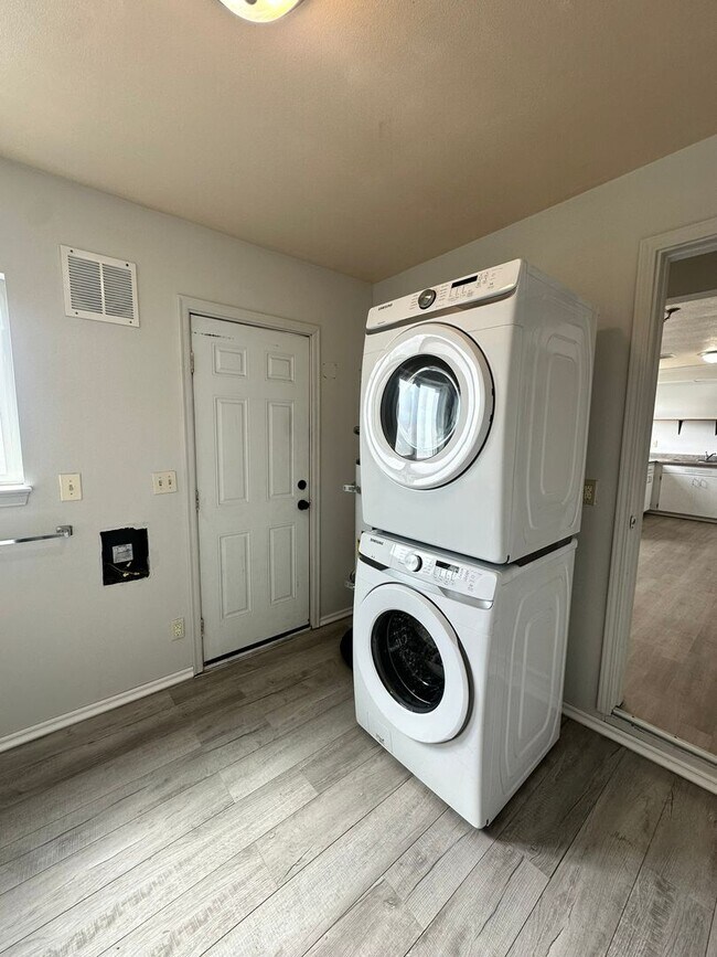Building Photo - ** 3-Bedroom ~ Upgraded ~ House for Rent in Sought After East Wenatchee **