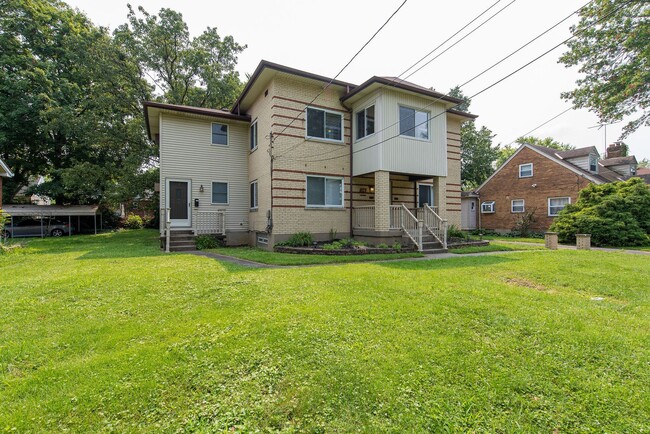 Building Photo - Extra Spacious Top Unit Duplex