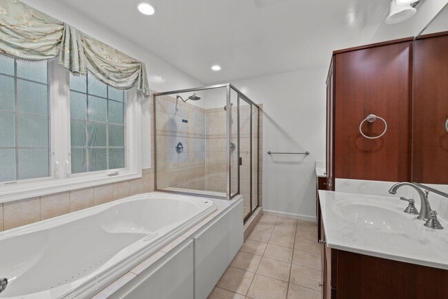 Building Photo - Your Dream Home Awaits!