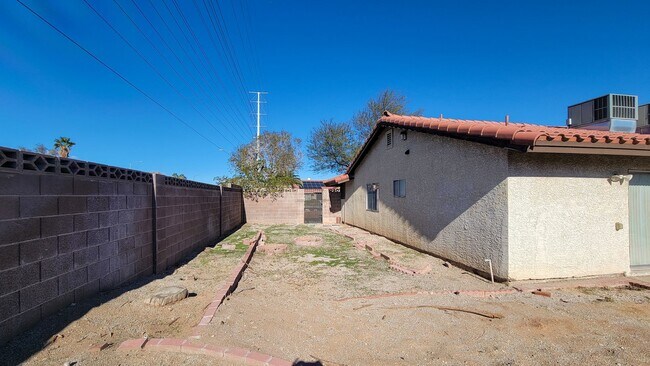 Building Photo - 8525 Del Rey Ave