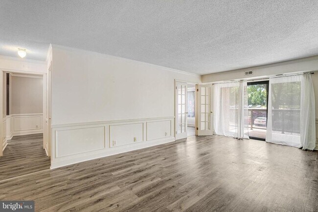Building Photo - 205 Yoakum Pkwy