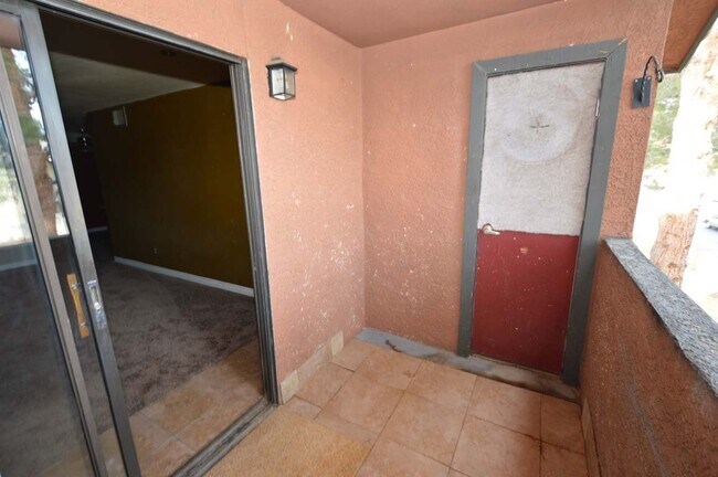 Building Photo - 2nd Floor Condo in a Gated Community