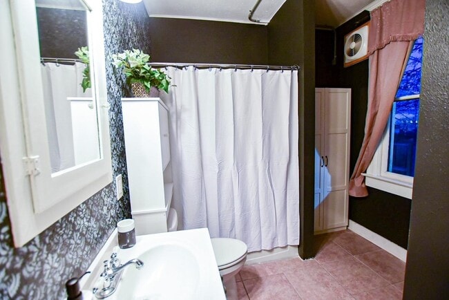 Building Photo - 1316 W Dean Ave