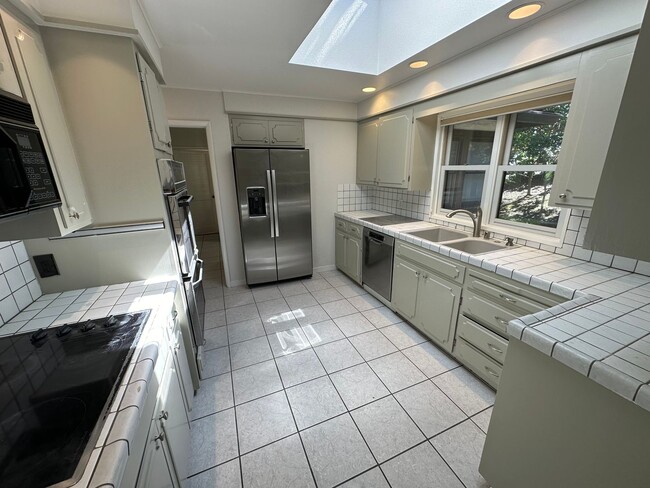 Building Photo - 3 Bed 3 Bath, Orinda Home, Close To BART