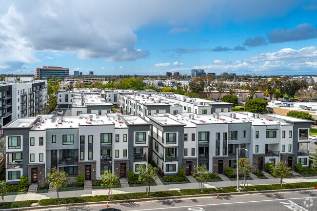 17821 Gillette Ave - Lux