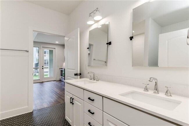Building Photo - 4704 Sunset Trail
