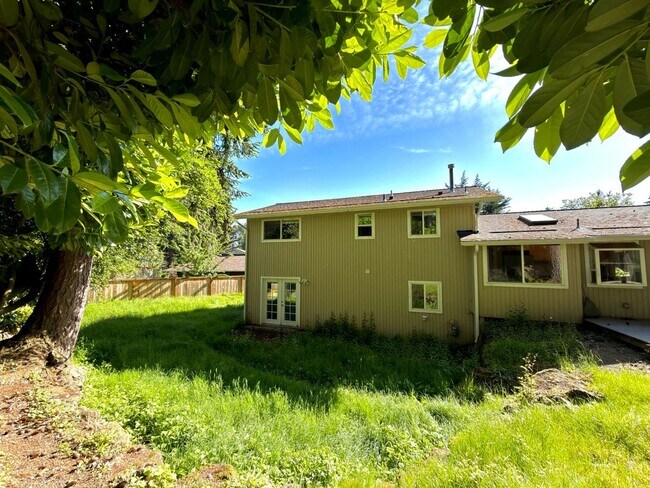 Building Photo - Spacious 4BD/3BA Bellevue Home with Private Backyard & Garage