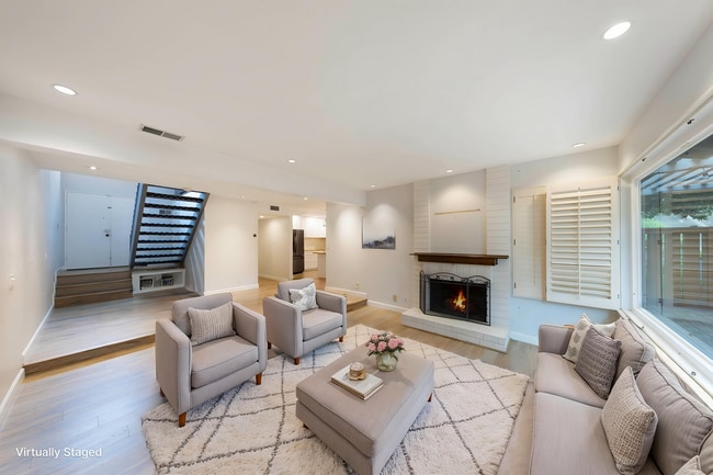 Building Photo - 4 bed, 2.5 bath Townhome Close to Community Pool!