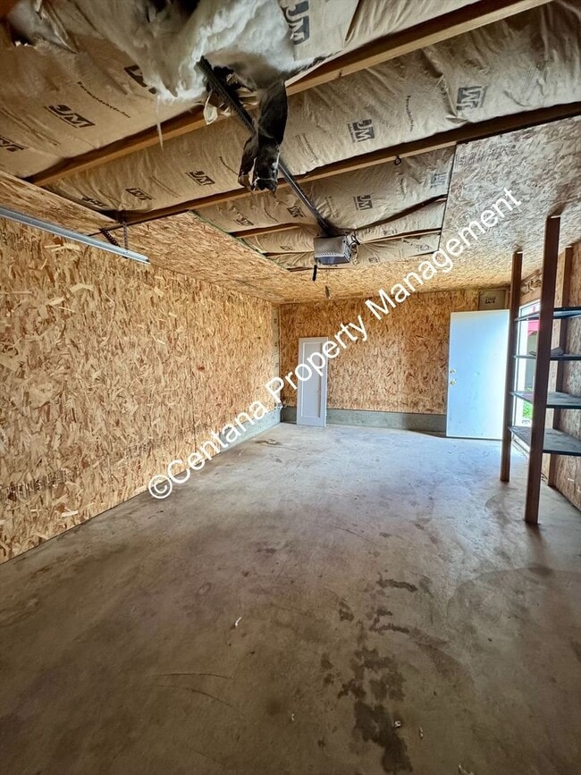 Building Photo - 5 bedroom 3 bath house with fenced yard