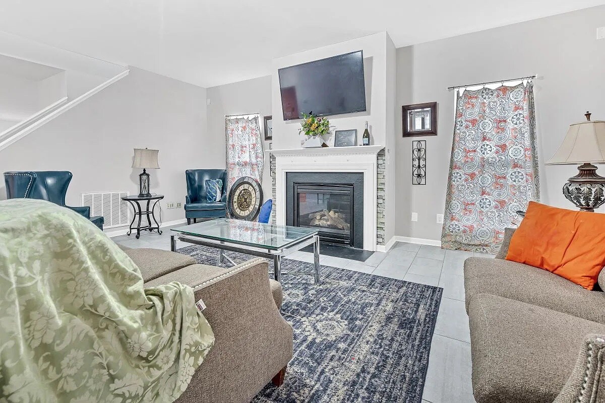 Building Photo - Room in House on Stonewood Pines Dr