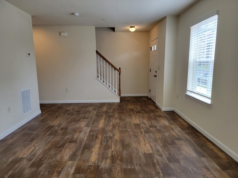 Building Photo - 726 Farmwood Ln