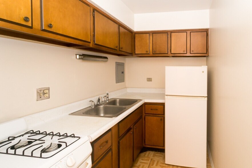 Building Photo - 665 W Wrightwood Ave