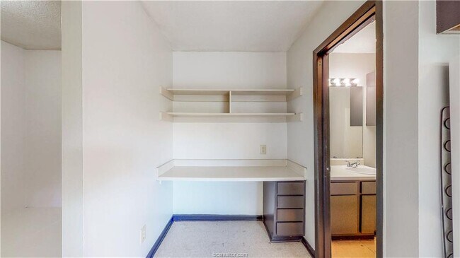 Building Photo - 725 Peppertree Dr
