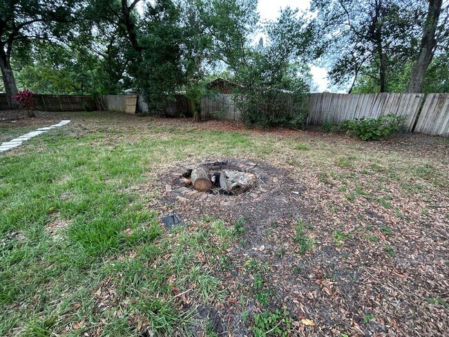 Building Photo - Spacious and Perfectly located 4/2 home in...