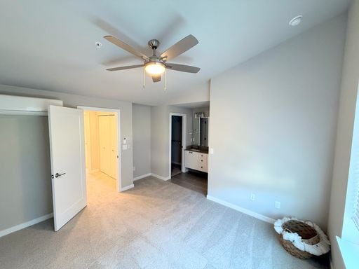 Building Photo - Stunning Tri Level 2 bed /2.5 bath Townhom...