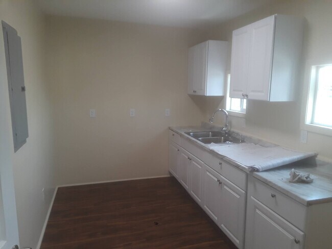 kitchen - 1640 W Vernon Ave