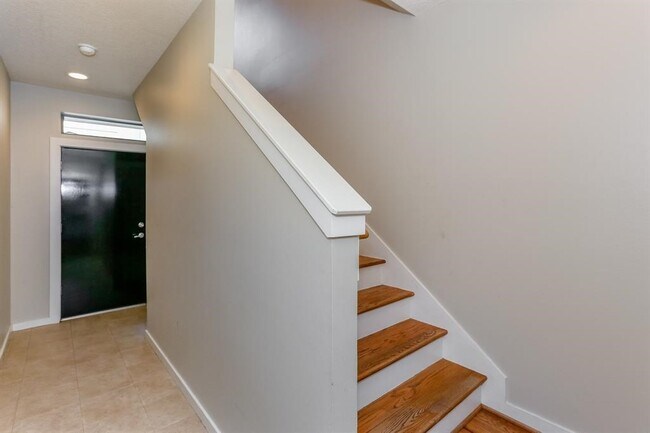 Building Photo - 4030 Center St