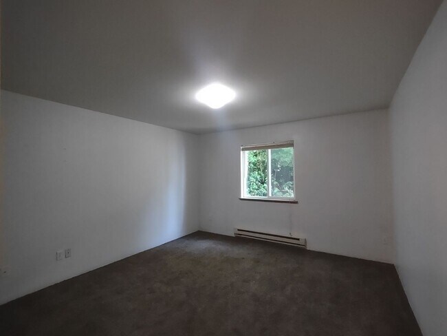 Building Photo - Ground Floor 2 BR 2BA with Storage & w/d