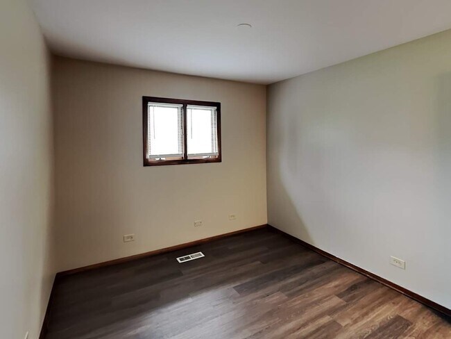 Building Photo - 16400 Sherwood Dr