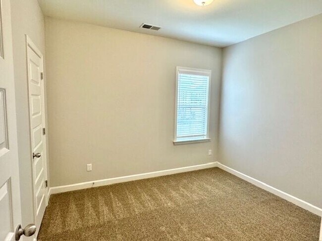 Building Photo - Now Leasing in Somerville- 4-Bedroom 3 Bat...